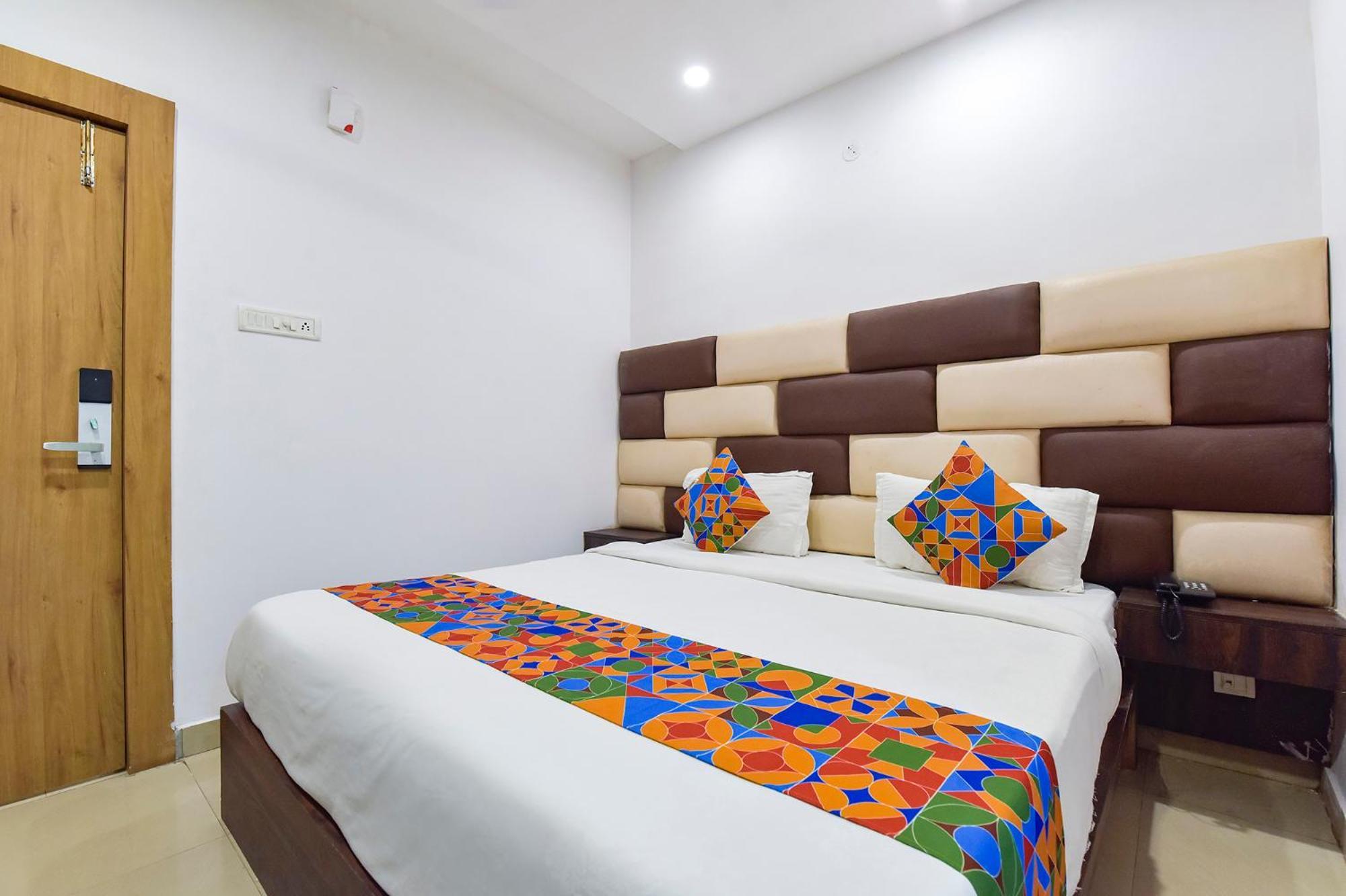 OYO 9857 Hotel Suryaa Jabalpur Exterior foto