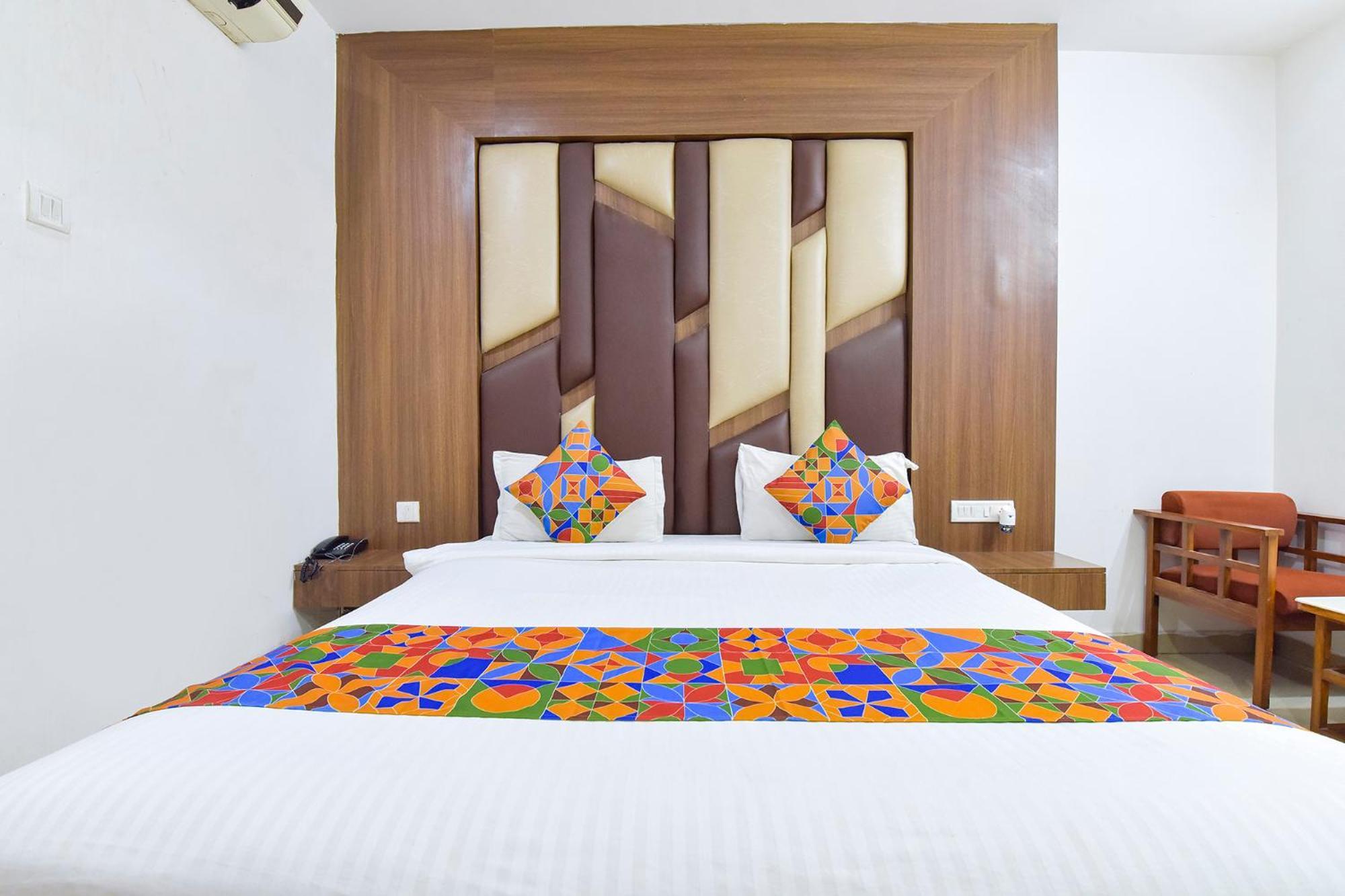 OYO 9857 Hotel Suryaa Jabalpur Exterior foto