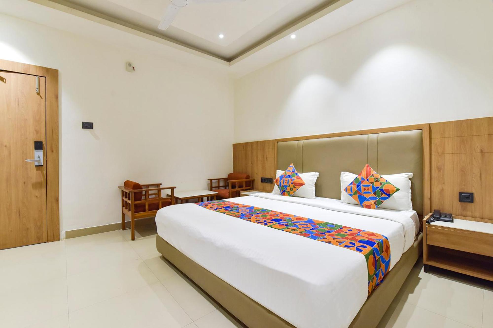 OYO 9857 Hotel Suryaa Jabalpur Exterior foto