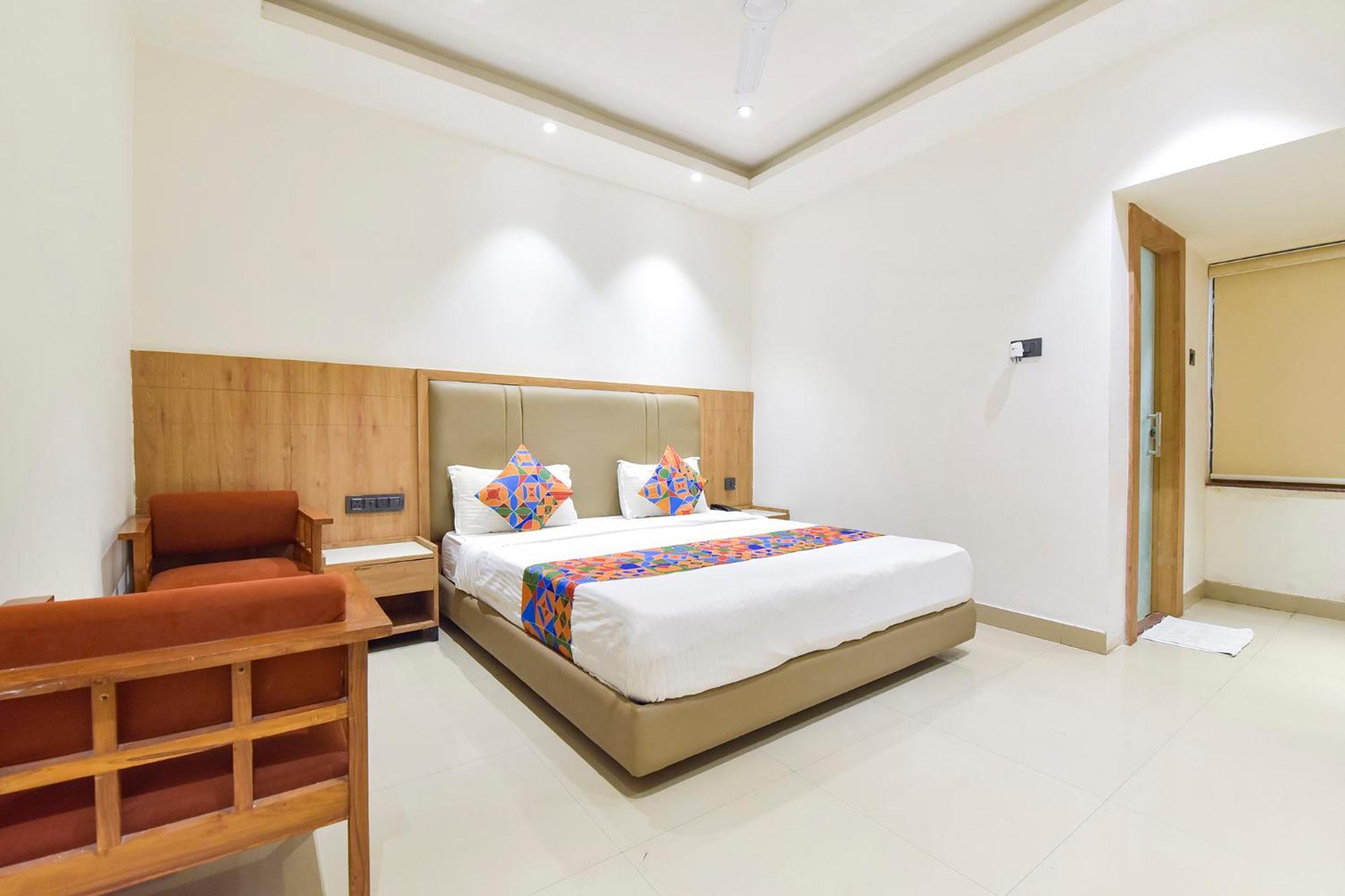 OYO 9857 Hotel Suryaa Jabalpur Exterior foto