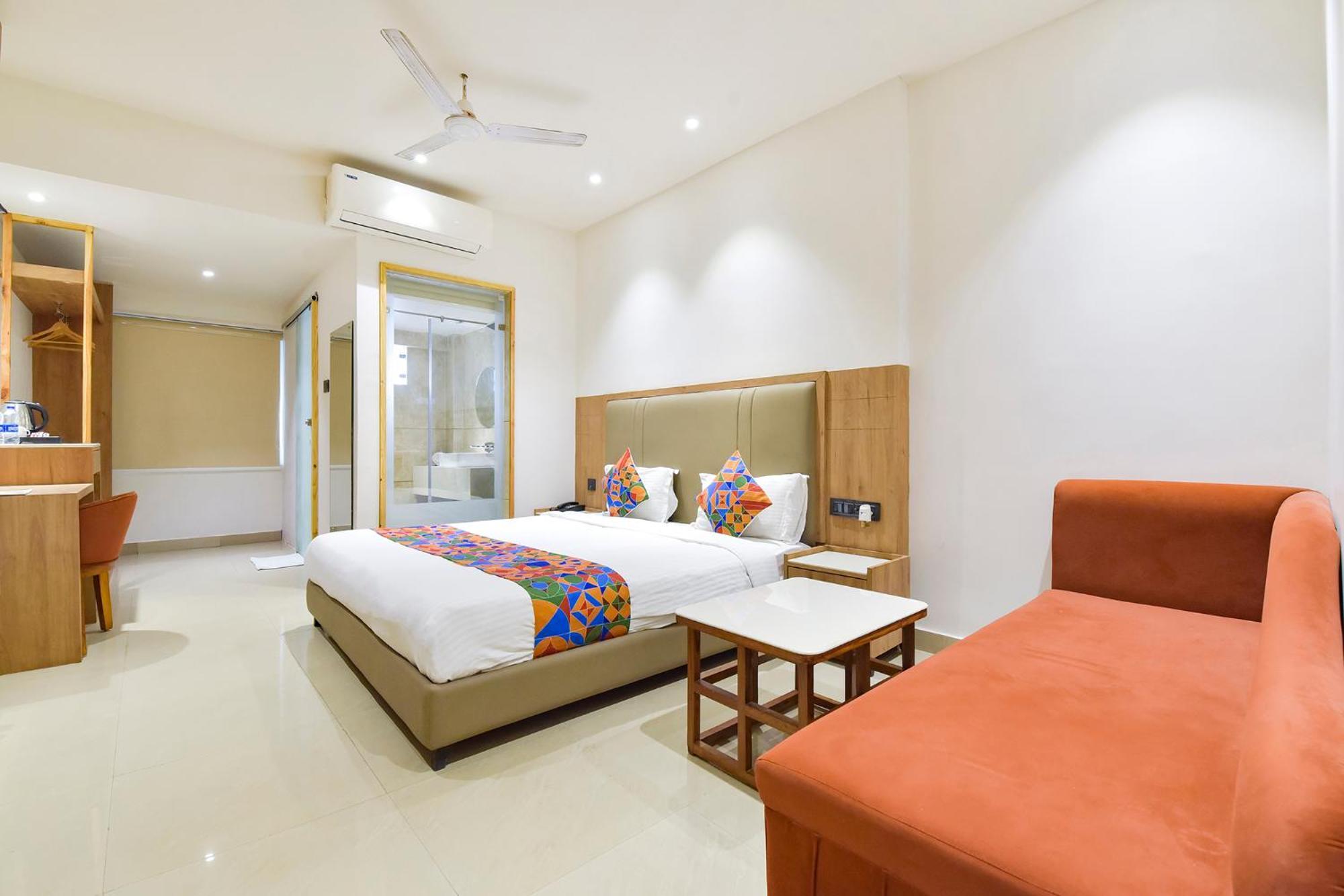 OYO 9857 Hotel Suryaa Jabalpur Exterior foto